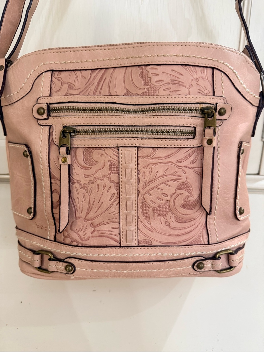 B.O.C. Purse Pink 10x9 Embossed Leather
Adj strap zippers
